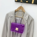 Piccola borsa a tracolla viola trasparente in PVC con catena d'oro su gruccia in legno - Viola