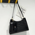Bolso de hombro negro con patrón de cocodrilo, mini sobre a juego y detalles en dorado - Negro