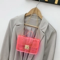 Borsa a tracolla in PVC trasparente rosa neon con chiusura a scatto in oro - Rosa