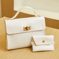 Sac à bandoulière blanc à motif crocodile avec son mini porte-monnaie assorti - Blanc