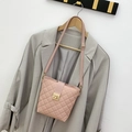 Rosafarbene Stepptasche mit goldenem Drehverschluss und verstellbarem Gurt - Rosa