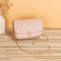 Roze gewatteerde crossbodytas met gouden draaisluiting en een elegante kettingriem - Roze