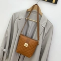 Braune gesteppte Beuteltasche mit goldenem Metallschloss und Schultergurt - Braun