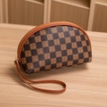 Borsa da trucco a semicerchio a scacchi marroni con motivo HC e cinturino da polso - Marrone