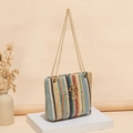Bunte gestreifte Stroh-Eimertasche mit goldenem Schwan-Detail und Kettenriemen - Aprikose Mehrfarbig
