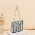 Bunte gestreifte Stroh-Eimertasche mit Blattverschluss und feinem Kettenriemen - Blau Mehrfarbig