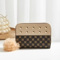 Mini monedero beige y marrón con remaches, patrón de trébol y pompón de peluche - Caqui