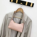 Bolso de hombro acolchado rosa en piel sintética con colgante metálico en percha - Rosa