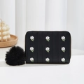 Mini schwarze gesteppte PU-Leder Geldbörse mit Gänseblümchen-Stickerei und Kunstfell-Bommel - Schwarz