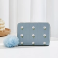 Mini hellblaue Geldbörse mit Gänseblümchen-Stickerei und passendem Plüschball-Anhänger - Blau