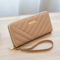Pochette longue beige matelassée élégante avec détails dorés et dragonne amovible - Abricot