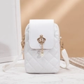 Elegante weiße gesteppte Mini-Handytasche mit goldener Krone und Perlenketten-Riemen - Weiß