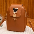Mini sac bandoulière en similicuir marron avec double fermeture et pendentifs - Marron