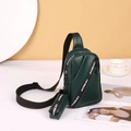 Sac bandoulière vert foncé avec sangle réglable et lettrage blanc décoratif de la marque - Vert