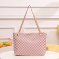 Sac fourre-tout rose avec texture à pois et fines bandoulières sur table blanche - Rose