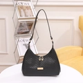 Bolso hobo retro acolchado negro con costuras en V y detalles metálicos dorados - Negro Onda