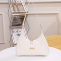 Bolso de hombro media luna blanco acolchado con costuras de ondas y toques dorados - Blanco Patrón Acolchado