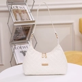 Bolso de hombro blanco con textura tejida y placa dorada en un ambiente elegante - Blanco Patrón Tejido