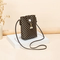 Borsa a tracolla marrone per cellulare con motivo monogramma e nappa di perle - Motivo Monogramma Circolare (Caffè) / caffè
