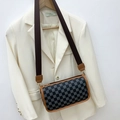 Schicke Zylindertasche mit Schachbrettmuster, S-Print und Lederbesatz am weißen Blazer - Schwarz