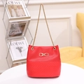 Borsa a secchiello in pelle rossa con fiocco dorato e trama trapuntata a V elegante - Rosso