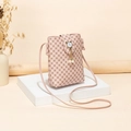 Piccola borsa a tracolla rosa stampata con catena di perle e decoro orecchie di gatto a 45 gradi - Motivo Monogramma Circolare (Rosa) / Rosa