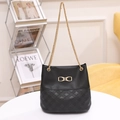Elegante borsa a secchiello nera con cuciture a rombi e tracolle a catena dorata - Nero Motivo Trapuntato