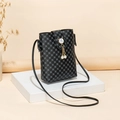 Borsa a tracolla grigio scuro stampata con decoro a orecchie di gatto e perla - Motivo Monogramma Circolare (Nero) / Nero