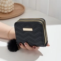 Portefeuille court noir matelassé avec fermetures éclair dorées et un pompon en fourrure doux - Noir