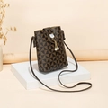 Borsa porta cellulare geometrica marrone e nera con ciondolo a perla a forma di gatto - Motivo di Giunzione a Triangolo (Caffè) / Caffè Triangolare