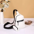 Weiße sportliche Brusttasche für Damen mit Textilgurt und kleiner abnehmbarer Tasche - Weiß
