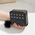 Monedero negro con doble cremallera, tachuelas doradas, patrón acolchado y pompón suave - Negro