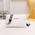 Witte gewatteerde crossbodytas met brede verstelbare band en gouden details - Wit
