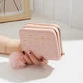 Monedero rosa acolchado con remaches, doble cremallera y colgante de pompón suave - Rosa
