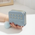Mini portefeuille bleu clair à double zip avec clous dorés et pompon en peluche - Bleu