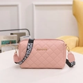 Roze gewatteerde crossbodytas met brede bedrukte schouderriem en metalen logo - Roze