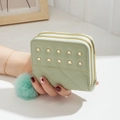 Monedero verde menta con remaches, cremallera doble, diseño acolchado y pompón de peluche - Verde