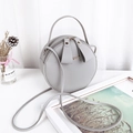 Petit sac rond en cuir grainé gris avec double fermeture éclair et logo doré élégant - Gris