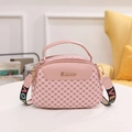 Borsa a tracolla rosa con motivo jacquard geometrico e tracolla larga stampata LOVE - Rosa