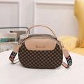Sac demi-lune marron à monogramme, détails dorés et large bandoulière imprimée LOVE - Kaki