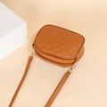 Sac bandoulière matelassé marron avec double fermeture éclair et finitions dorées - Marron