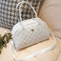 Bolso bowling blanco acolchado con cierre de flor dorada y correa de hombro - Blanco