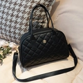Bolso grande negro acolchado con logo de flor dorada y correa de tela ajustable - Negro