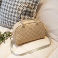 Borsa beige trapuntata con logo floreale in metallo e tracolla regolabile - Cachi