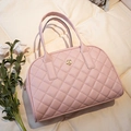 Bolso de mano acolchado rosa con adorno de camelia dorada y asas superiores - Rosa