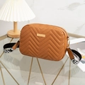 Bruine gewatteerde crossbodytas met V-stiksels en brede schouderriem met letters - Bruin