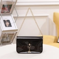 Modische schwarze Lackleder-Schultertasche mit Goldkette und Perlenschnalle-Detail - Schwarz