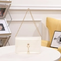 Transparente kleine PVC-Tasche mit goldener Kette und doppeltem Perlenanhänger - Weiß
