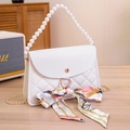 Bolso bandolera blanco acolchado con asa de perlas y detalle de pañuelo de seda - Blanco