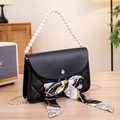 Elegante bolso acolchado de cuero sintético negro con asa de perlas y detalle de pañuelo - Negro